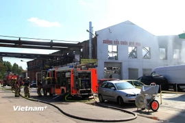 Khu nhà bị thiêu cháy chỉ còn phần khung. (Ảnh: Mạnh Hùng/Vietnam+)