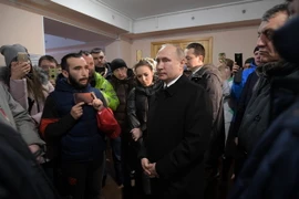 Tổng thống Nga Vladimir Putin (giữa) thăm nạn nhân bị thương trong vụ hỏa hoạn tại bệnh viện ở Kemerovo ngày 27/3. (Nguồn: AFP/TTXVN)