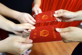 Nhận giấy chứng nhận kết hôn ở Trung Quốc. (Nguồn: Tân Hoa xã)