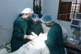 Các y, bác sỹ Bệnh viện đa khoa huyện đảo Bạch Long Vỹ tiến hành phẫu thuật cho một bệnh nhân. (Ảnh: Nguyễn Đức Quân/TTXVN)