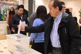 Quyên góp ủng hộ đồng bào vùng lũ lụt. (Nguồn: Vietnam+)