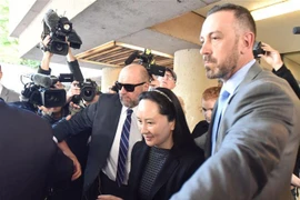 Bà Mạnh Vãn Châu (giữa), Giám đốc Tài chính (CFO) của Tập đoàn viễn thông Huawei, rời tòa án British Columbia ở Vancouver, Canada, ngày 8/5/2019. (Nguồn: AFP/TTXVN) 