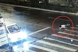 Dòng người lạnh lùng bước qua xác người phụ nữ bị xe đâm hai lần