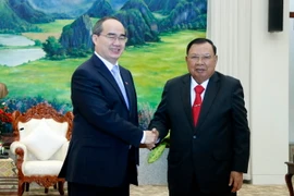 Tổng Bí thư, Chủ tịch nước Lào Bounnhang Volachith tiếp Bí thư Thành ủy Nguyễn Thiện Nhân. (Ảnh: Phạm Kiên/TTXVN)