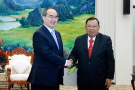 Tổng Bí thư, Chủ tịch nước Lào Bounnhang Volachith tiếp Bí thư Thành ủy Nguyễn Thiện Nhân. (Ảnh: Phạm Kiên/TTXVN)