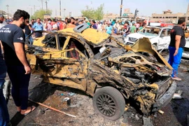 Lực lượng an ninh Iraq điều tra tại hiện trường vụ đánh bom ở Sadr City, phía Đông thủ đô Baghdad ngày 17/5. (Nguồn: THX/TTXVN)