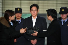 Phó Chủ tịch Tập đoàn Samsung Lee Jae-Yong (giữa) tới văn phòng công tố ở Seoul ngày 18/2. (Nguồn: AFP/TTXVN)