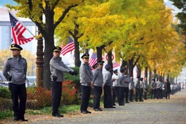 Cảnh sát đã bắt giữ các sinh viên do xâm nhập trái phép vào khuôn viên tư dinh của Đại sứ Mỹ tại Seoul. (Nguồn: AFP/TTXVN) 