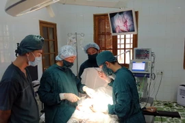Một ca mổ cấp cứu cho bệnh nhân viêm ruột thừa ở Bệnh viện đa khoa Bạch Long Vỹ. (Ảnh: Nguyễn Đức Quân/TTXVN) 