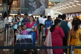 Hành khách làm thủ tục tại sân bay quốc tế Hamad ở Doha, Qatar. (Nguồn: AFP/TTXVN)