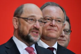 Lãnh đạo Đảng SPD Martin Schulz (trái) trong cuộc họp ở Berlin ngày 16/10. (Nguồn: AFP/TTXVN)