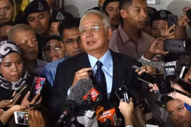 Cựu Thủ tướng Malaysia Najib Razak (giữa) tại tòa án ở Kuala Lumpur ngày 20/9. (Nguồn: AFP/TTXVN) 