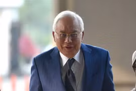 Cựu Thủ tướng Malaysia Najib Razak tới tòa án ở Kuala Lumpur, Malaysia, ngày 27/8. (Nguồn: THX/TTXVN) 