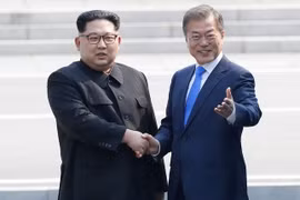 Tổng thống Hàn Quốc Moon Jae-in (phải) và Nhà lãnh đạo Triều Tiên Kim Jong-un bắt tay hữu nghị tại làng đình chiến Panmunjom ngày 27/4. (Nguồn: EPA-EFE/TTXVN)