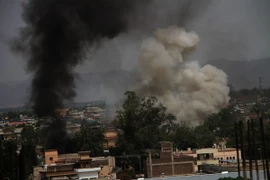 Khói bốc lên từ hiện trường vụ tấn công ở Jalalabad ngày 13/5. (Nguồn: THX/TTXVN)