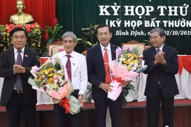 Ông Đoàn Văn Phi (thứ 2 từ phải qua) được bầu giữ chức Phó Chủ tịch Hội đồng nhân dân tỉnh Bình Định khóa XII. (Ảnh: Phạm Kha/TTXVN) 