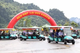 Vận chuyển khách bằng ôtô điện thăm quan Khu di tích Quốc gia đặc biệt Pác Bó. (Ảnh: Chu Hiệu/TTXVN)