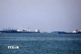Tàu chở dầu hướng về eo biển Hormuz. (Ảnh: AFP/TTXVN)