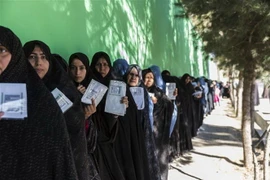 Cử tri xếp hàng chờ bỏ phiếu tại một điểm bầu cử ở Herat, Afghanistan ngày 20/10. (Nguồn: THX/TTXVN) 