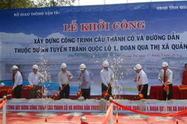 Các đại biểu thực hiện nghi thức khởi công. (Ảnh: Thanh Thủy/TTXVN)