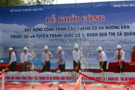 Các đại biểu thực hiện nghi thức khởi công. (Ảnh: Thanh Thủy/TTXVN)