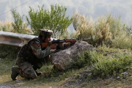 Binh sỹ Ấn Độ làm nhiệm vụ gần hiện trường vụ tấn công. (Nguồn: EPA/TTXVN)