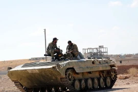 Binh sỹ Syria sau khi giành lại quyền kiểm soát một thị trấn thuộc tỉnh Hama từ IS ngày 3/10. (Nguồn: THX/TTXVN)