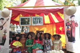 Gian hàng của Việt Nam tại Lễ hội các Sứ quán lần thứ 6. (Nguồn: TTXVN)