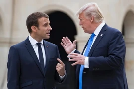 Tổng thống Pháp Emmanuel Macron (trái) và Tổng thống Mỹ Donald Trump (phải) trong cuộc gặp bàn về Hiệp định Paris. (Nguồn: AFP/TTXVN)