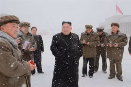 Nhà lãnh đạo Triều Tiên Kim Jong-un (giữa) trò chuyện với các sỹ quan trong chuyến thị sát công trình xây dựng thành phố ở Samjiyon, đông bắc Triều Tiên ngày 30/10. (Nguồn: YONHAP/TTXVN) 