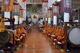 Các nhà sư cầu nguyện trong ngày lễ Phật Đản tại chùa Tsuglagkhang ở McLeod Ganj, Ấn Độ ngày 20/5/2016. (Nguồn: EPA/ TTXVN)