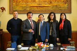 Đại sứ Ngô Đức Mạnh và Hiệu phó MGU Sergey Sakhrai (thứ hai từ trái sang) cùng các cán bộ Đại sứ quán tại buổi làm việc. (Ảnh: Tâm Hằng/TTXVN)