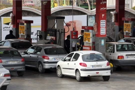 Người dân Iran mua xăng tại trạm xăng ở thủ đô Tehran của Iran ngày 19/1. (Nguồn: AFP/TTXVN)