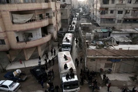 Các đoàn xe chở hàng cứu trợ của Liên hợp quốc chuyển hàng viện trợ tới người dân Syria bị vây hãm ở Kafr Batna, Đông Ghouta. (Nguồn: AFP/TTXVN)