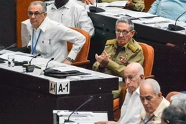 Bí thư thứ nhất Đảng Cộng sản Cuba Raul Castro (thứ 2, trái) tại phiên họp Quốc hội ở La Habana ngày 21/7. (Nguồn: AFP/TTXVN) 