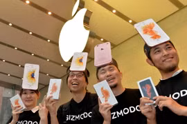 Niềm vui của các khách hàng sau khi mua được điện thoại iPhone 6S tại Tokyo, Nhật Bản ngày 25/9. (Nguồn: AFP/TTXVN)