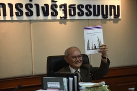 Chủ tịch Ủy ban soạn thảo Hiến pháp Thái Lan Meechai Ruchupan giới thiệu bản dự thảo Hiến pháp mới tại Quốc hội ở Bangkok. (Nguồn: AFP/TTXVN)