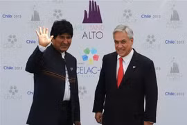 Tổng thống Bolivia Evo Morales (trái) và người đồng cấp Chile Sebastian Pinera tại cuộc gặp ở Santiago, Chile ngày 26/1/2013. (Nguồn: AFP/TTXVN)