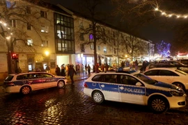 Cảnh sát Đức phong tỏa hiện trường tại Potsdam sau khi phát hiện gói bưu kiện khả nghi. (Nguồn: AFP/TTXVN)