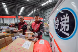 Nhân viên sắp xếp hàng hóa tại trung tâm phân phối thuộc một công ty chuyển phát tại Liên Vân Cảng, tỉnh Giang Tô, Trung Quốc trong ngày Độc thân 11/11/2018. (Nguồn: THX/TTXVN) 