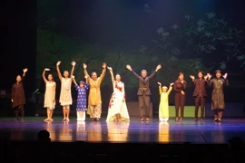 Các nghệ sỹ biểu diễn trong chương trình. (Ảnh: Vũ Toàn/Vietnam+)