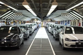 Công nhân lắp ráp kiểm tra sản phẩm tại dây chuyền sản xuất xe VW tại nhà máy ở Wolfsburg, miền trung Đức ngày 21/10. (Nguồn: AFP/TTXVN)
