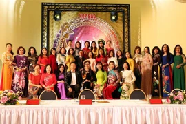 Ban Tổ chức vinh danh các phụ nữ đã có nhiều đóng góp cho hoạt động trong cộng đồng người Việt tại châu Âu. (Ảnh: Phạm Thắng/TTXVN) 