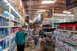 Khách mua hàng tại siêu thị miễn thuế Mộc Bài. (Ảnh: Hoàng Hải/TTXVN)