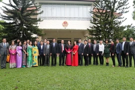 Chủ tịch Quốc hội Nguyễn Thị Kim Ngân với cán bộ, nhân viên Đại sứ quán và cộng đồng người Việt tại Singapore. (Ảnh: Trọng Đức/TTXVN)