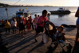 Hành khách vào bờ tránh bão Nepartak tại cảng ở Đài Bắc, Đài Loan (Trung Quốc) ngày 6/7. (Nguồn: EPA/TTXVN)