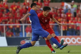 Một pha tranh bóng của cầu thủ hai đội trong trận đấu chiều 5/12. (Ảnh: Hoàng Linh/TTXVN) 