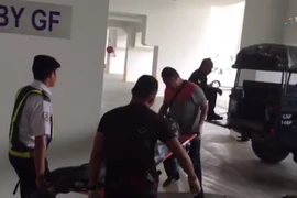 Thi thể nạn nhân được đưa đi. (Nguồn: thestar.com.my)