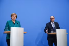 Thủ tướng Đức Angela Merkel (trái) và lãnh đạo SPD Martin Schulz trong cuộc họp báo chung tại Berlin ngày 7/2. (Nguồn: THX/TTXVN)