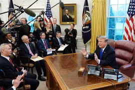 Tổng thống Mỹ Donald Trump (phải) trong cuộc gặp với Phó Thủ tướng Trung Quốc Lưu Hạc (trái) tại Washington, DC, Mỹ, ngày 22/2. (Nguồn: AFP/TTXVN) 